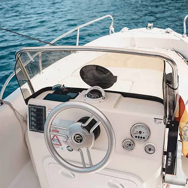Mani Rent Boats interior de barco