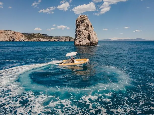 Mani Rent Boats yate y roca