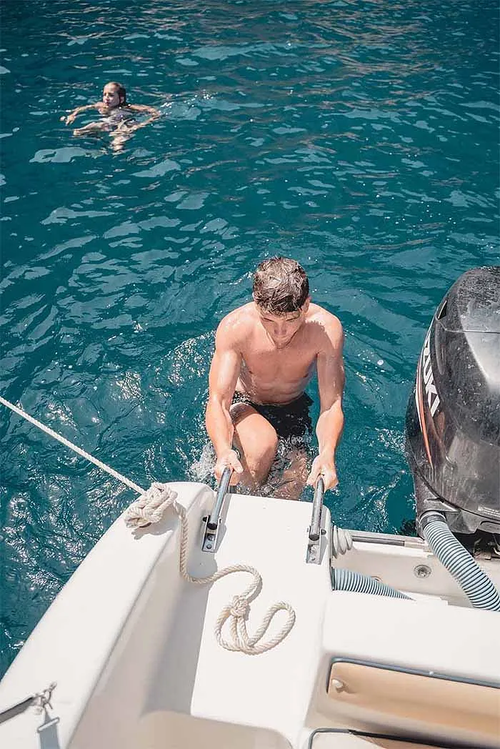 Mani Rent Boats hombre en el mar