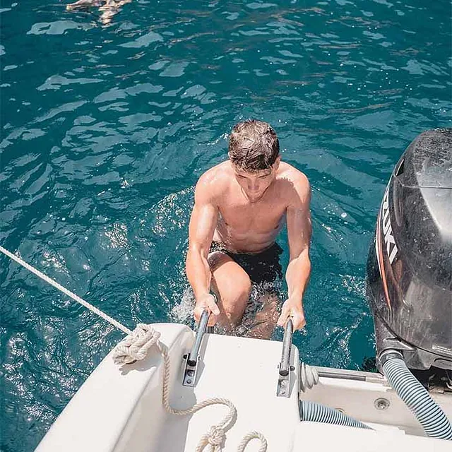 Mani Rent Boats hombre en el mar