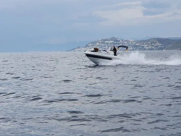 Mani Rent Boats barco navegando